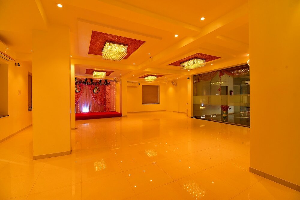 Фото Fabhotel Royal Inn