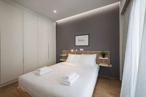 Chic & Renovated Flat Steps from Metro