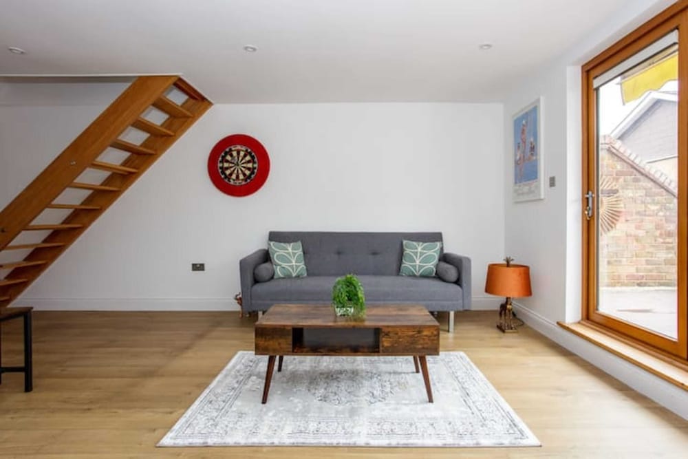 Фото Spacious 3 Bedroom Apartment With Large Balcony