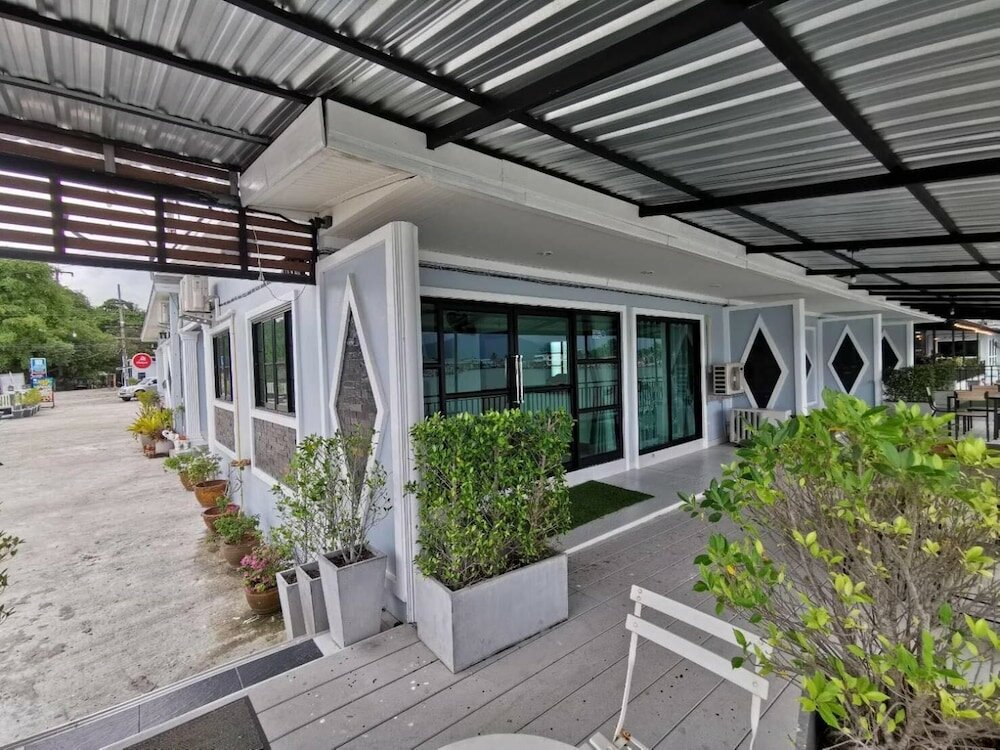 Фото Chaiyai River Front Hotel