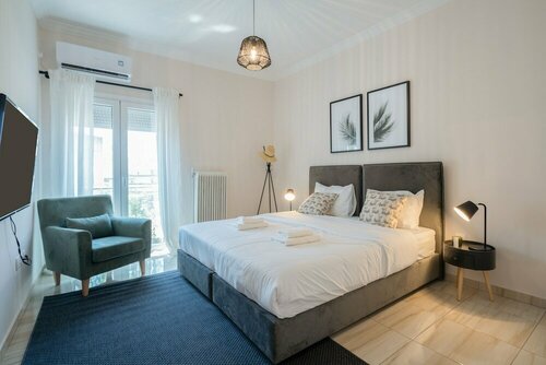 Sunny Apartment with Lycabettus view