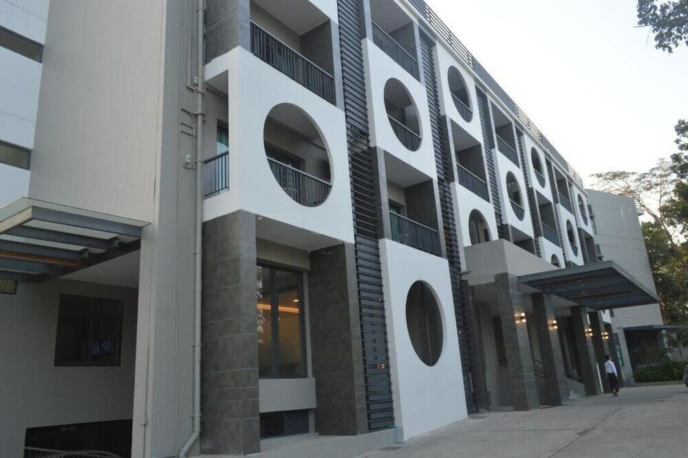 Фото Airport Avenue Hotel