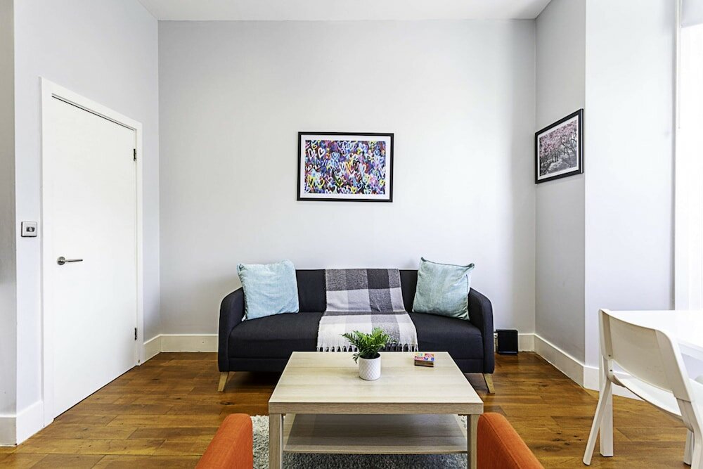 Фото Refurbished St. johns Hill Apartment