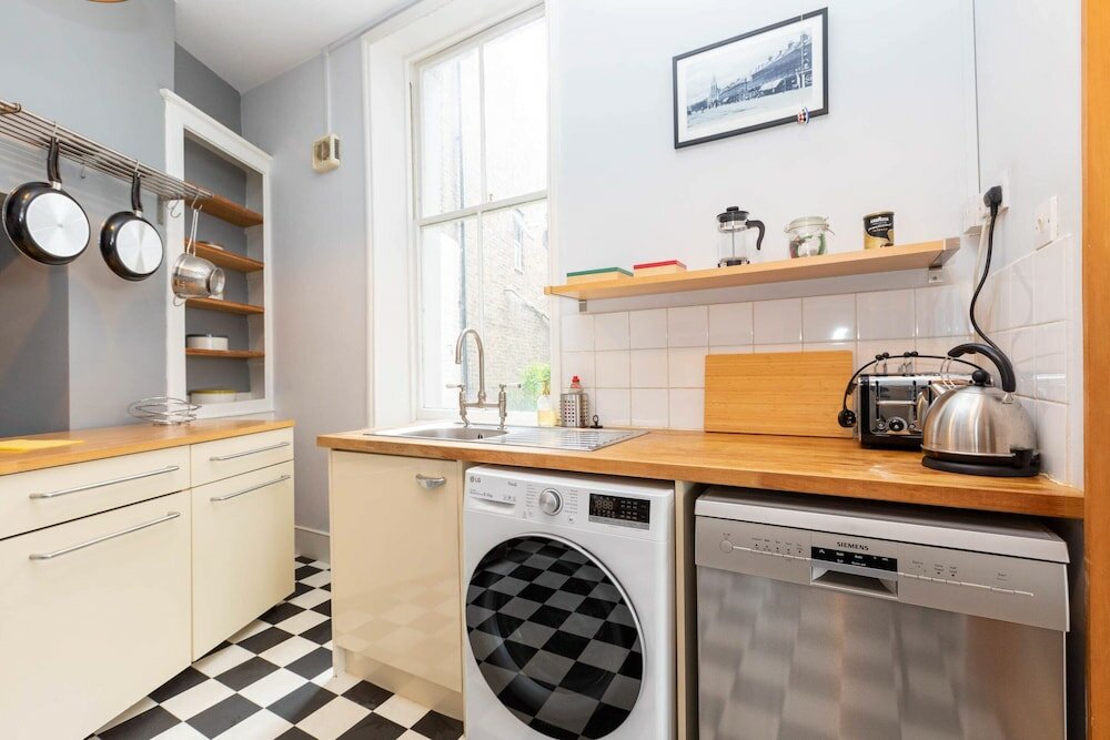 Фото Stylish 2 Bedroom Converted Victorian Storefront