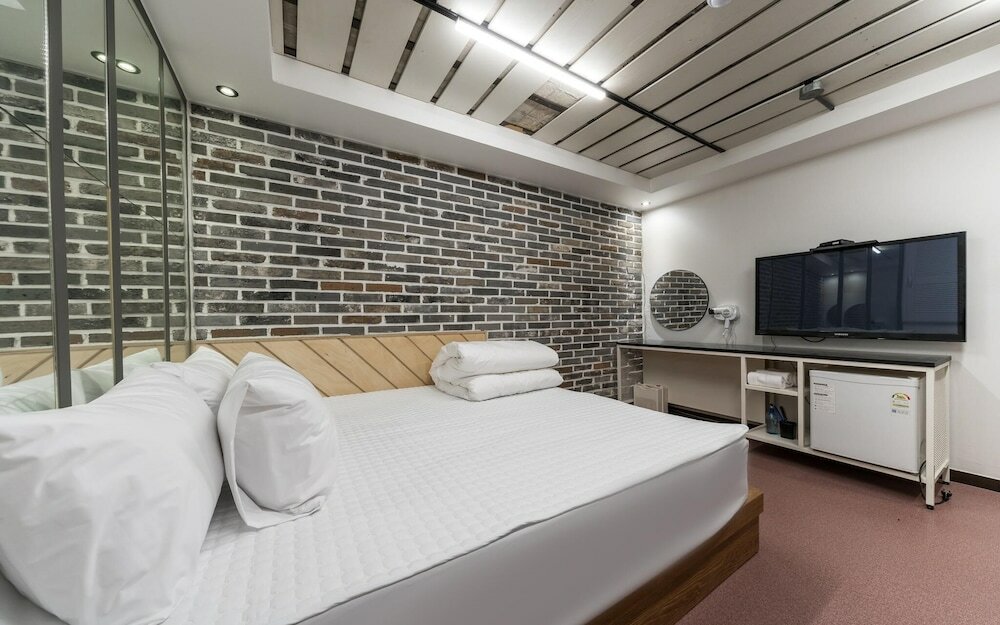 Фото Busan Daeyeondong Hotel With