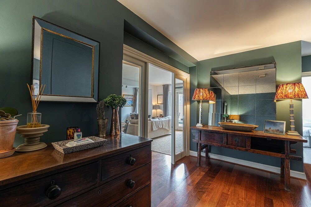 Фото Altido Stylish 2-bed Flat w Terrace Near Battersea Park