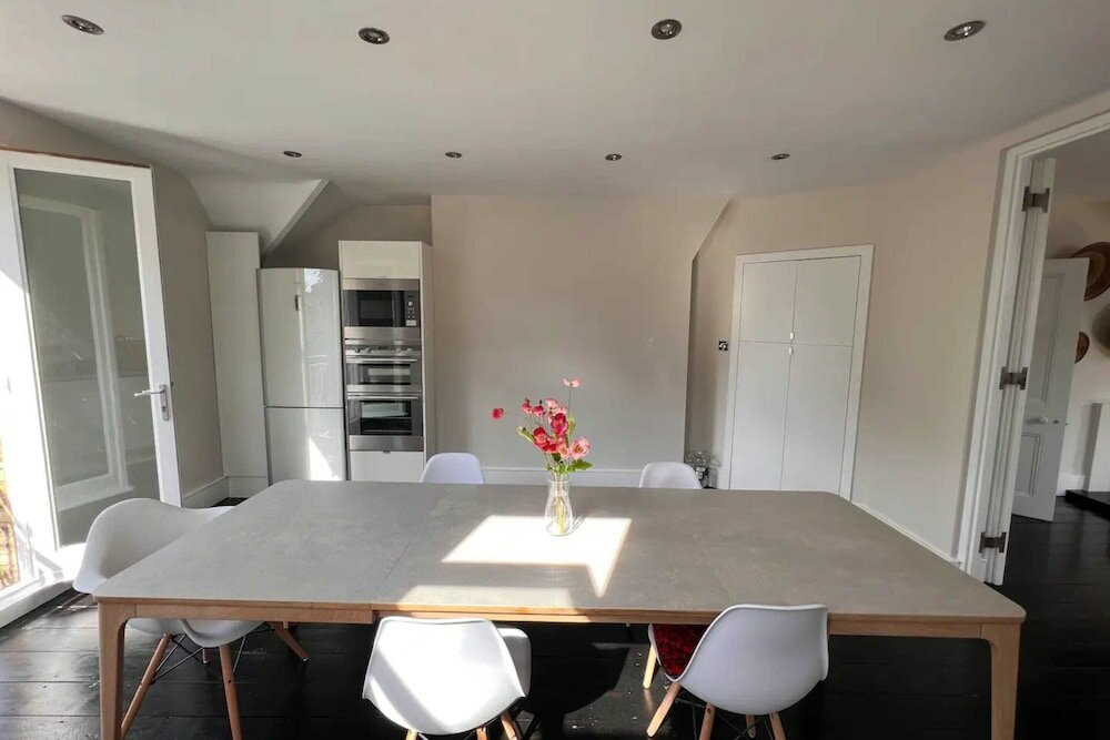 Фото Stylish 1 Bedroom Top Floor Apartment in Highgate