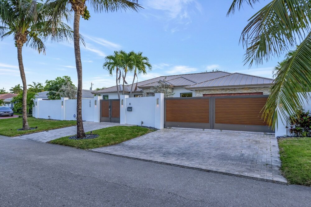 Фото Lynora's Luxe Estate Modern Design