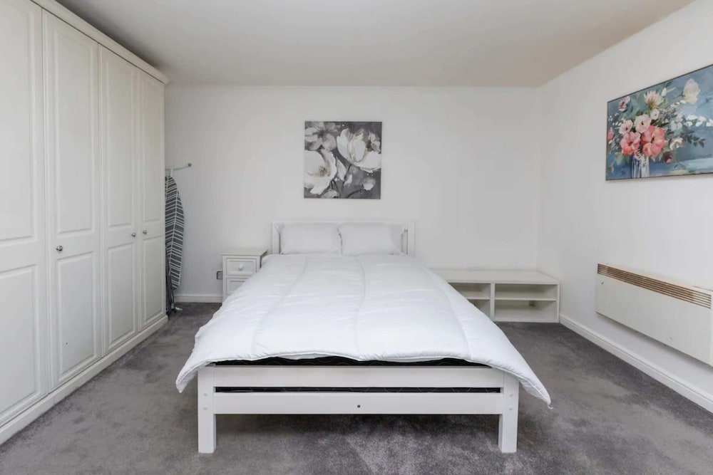 Фото Top Floor 1bd Flat With Balcony - Isle of Dogs