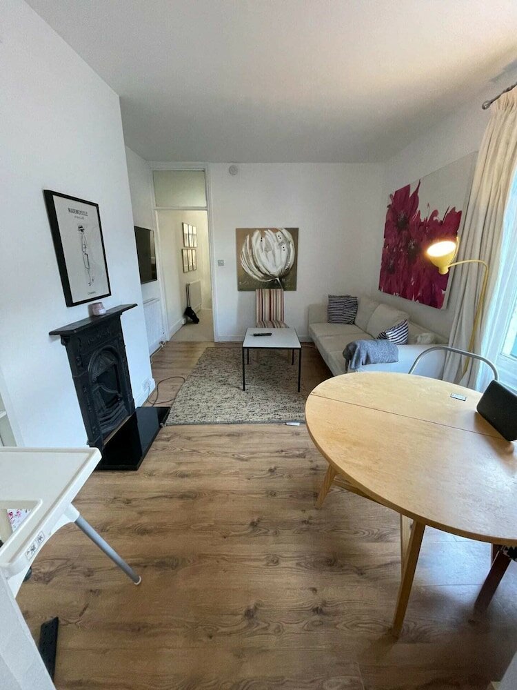 Фото Charming and Serene 2 Bedroom Flat - Sands End