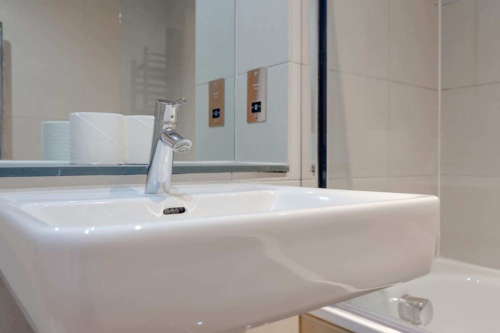 Фото A Spacious 2 Bedroom Apartment In Aldgate East