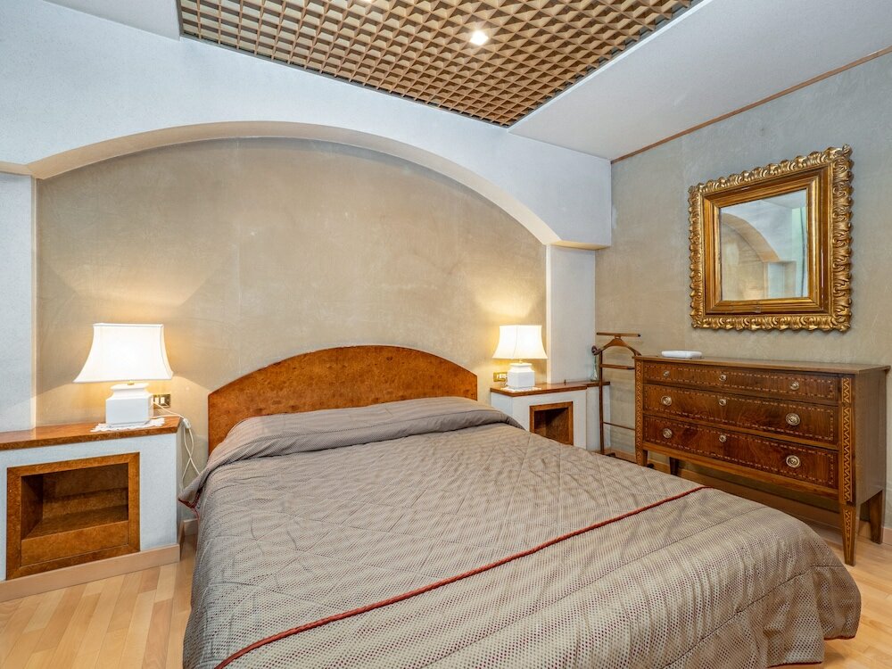 Фото Elegant Flat in Milan's Heart