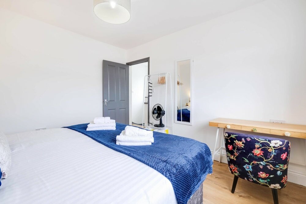 Фото 3 Bedroom House with Parking in Windsor