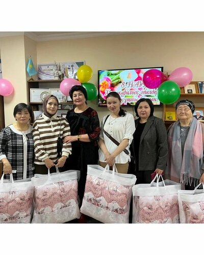 Жас кеуделі аққұбамен порно көру