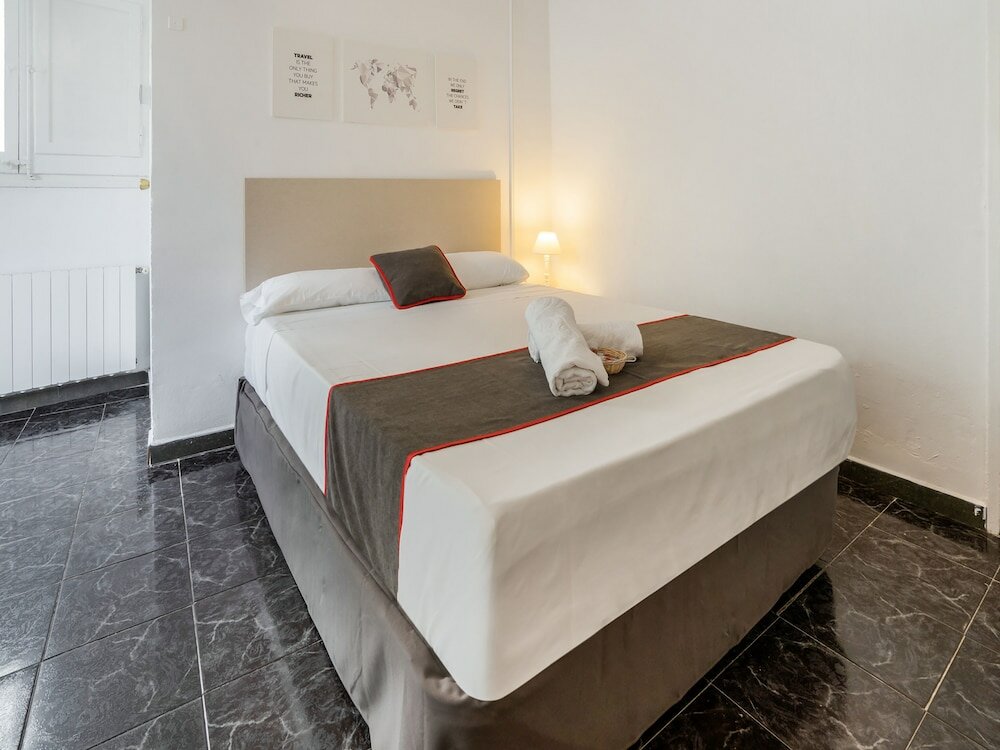 Фото Hostal El Patio de la Luna by Vivere Stays