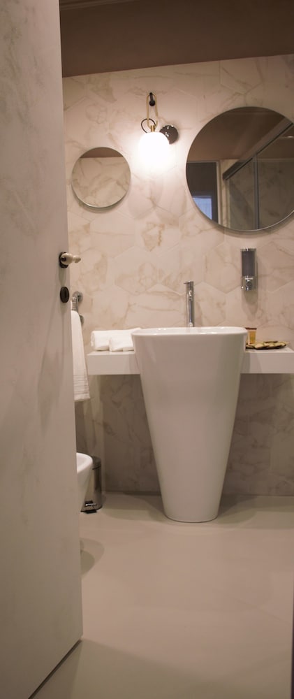 Фото Scene Suites Apartments