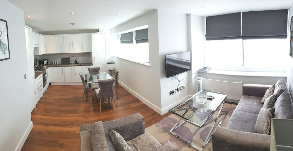 Фото The Glasshouse Apartments