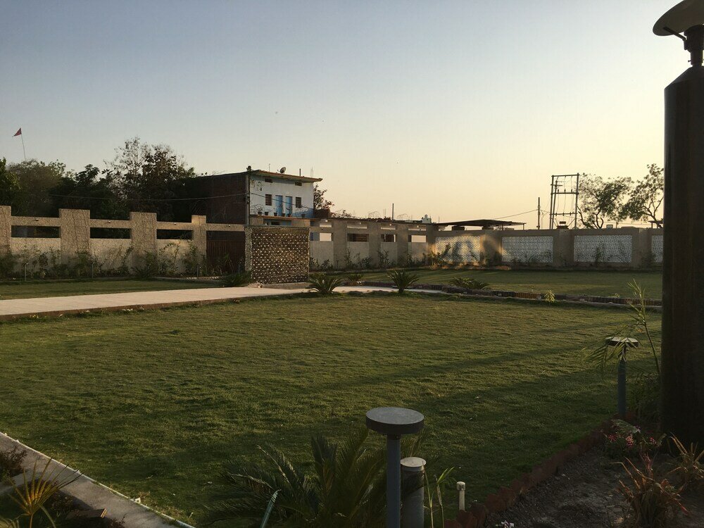 Фото Hotel Ratan Royal Inn