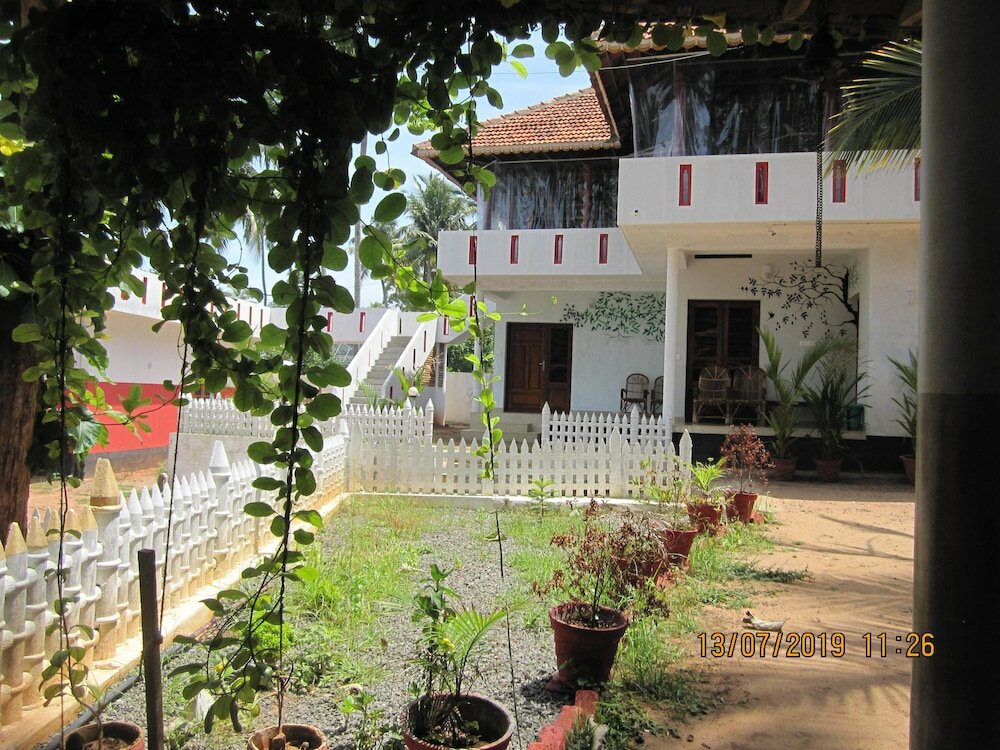 Фото M R Beach & Cottages