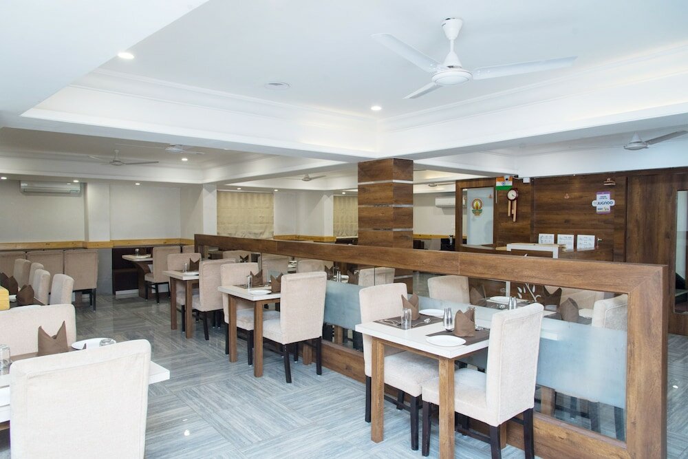 Фото Oyo 10893 Hotel Divine Inn