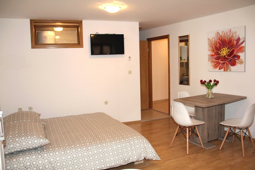 Фото Old Theatre Rooms and Apartments