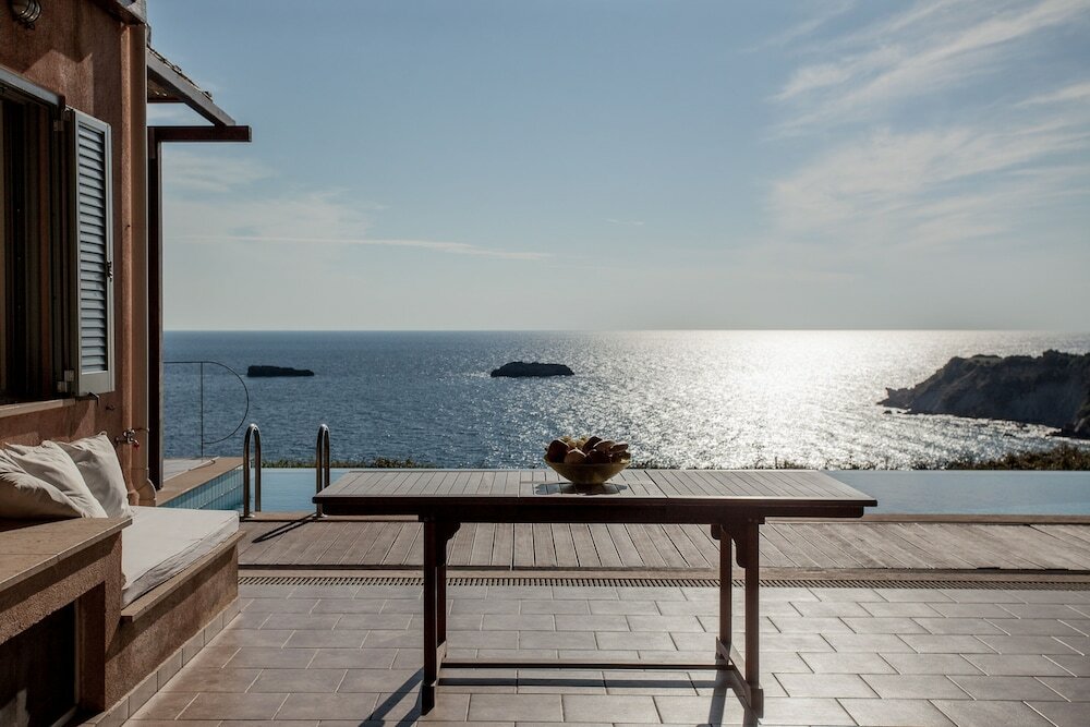 Фото Absolute Villa by Stylish Stays