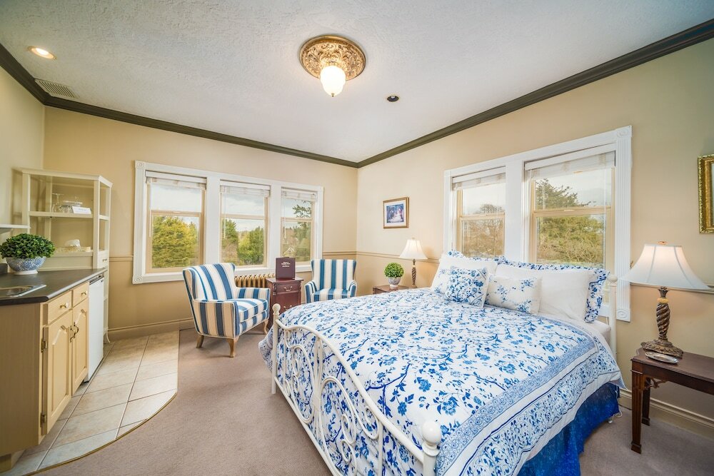 Фото Dashwood Manor Seaside Bed & Breakfast