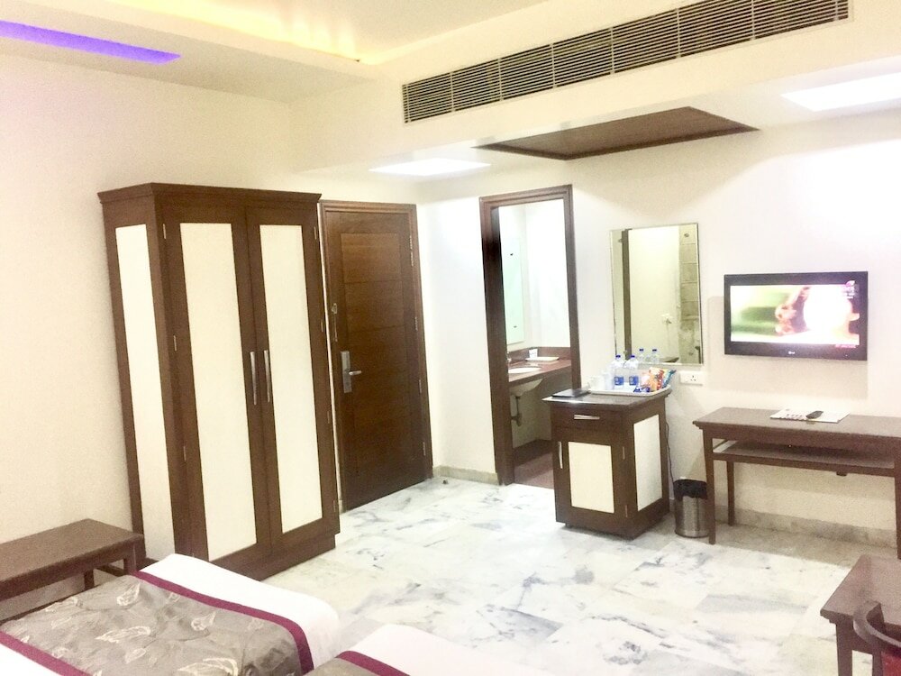 Фото Leela Grande Hotel