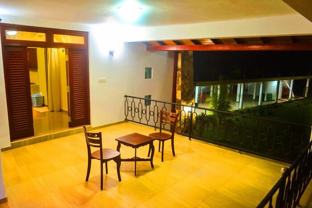 Фото Cinnamon Lake Inn