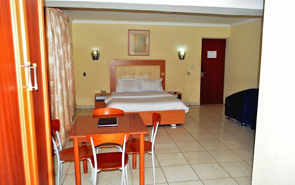 Фото Peemos Place Warri