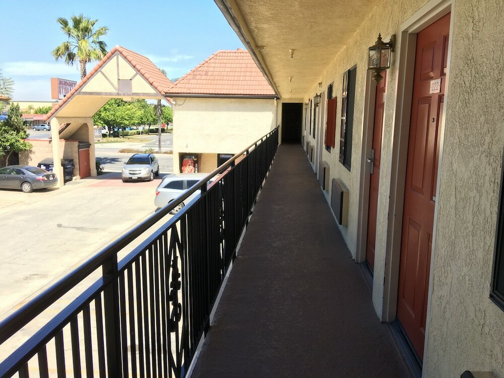 Фото Executive Suites Inn