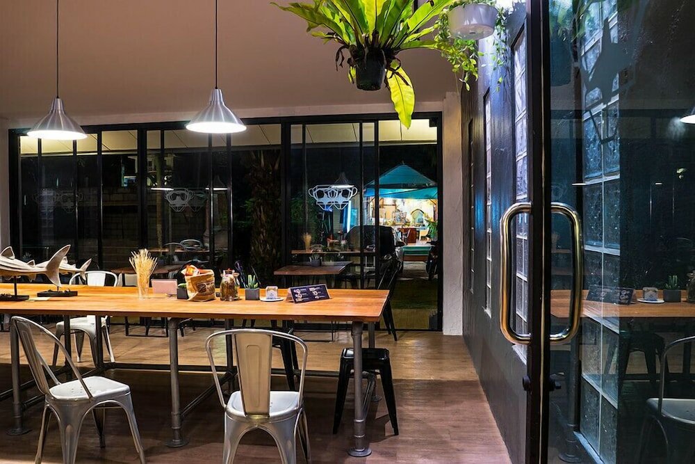 Фото Monkey Dive Yolo Bungalow