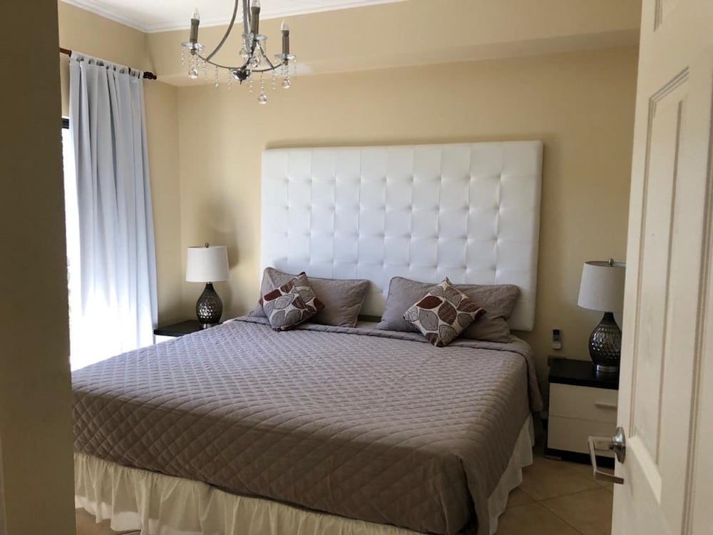 Фото Gold Coast Luxurious and Stylish Condo