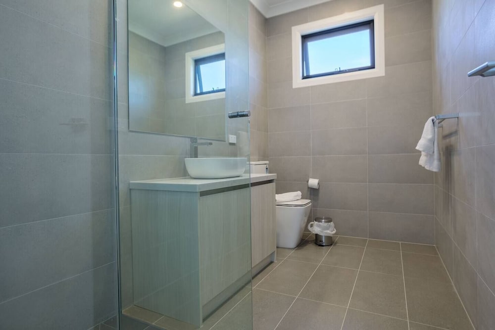 Фото WoW Factor! luxe 4br Townhouse@glen Waverley