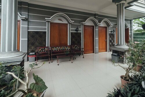 Гостиница Oyo 1300 Crecia Guest House в Амбоне