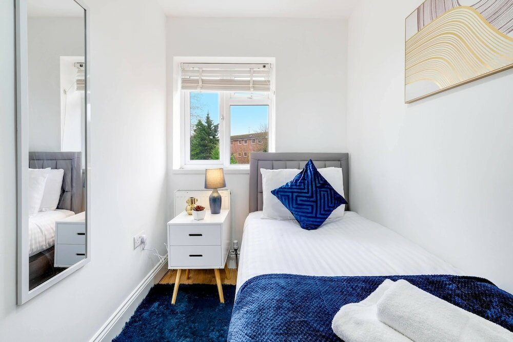 Фото 3 Bedroom House with Parking in Windsor