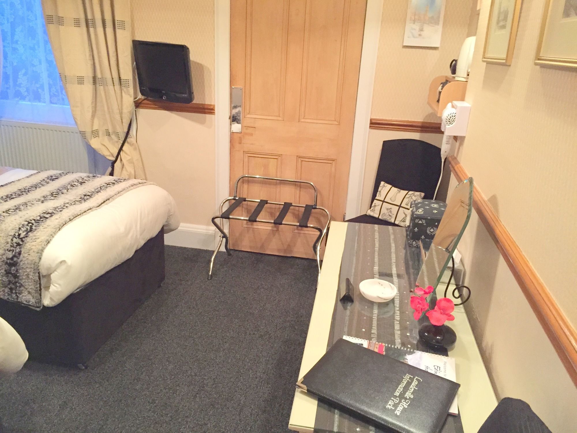 Фото Lauderville Guest House