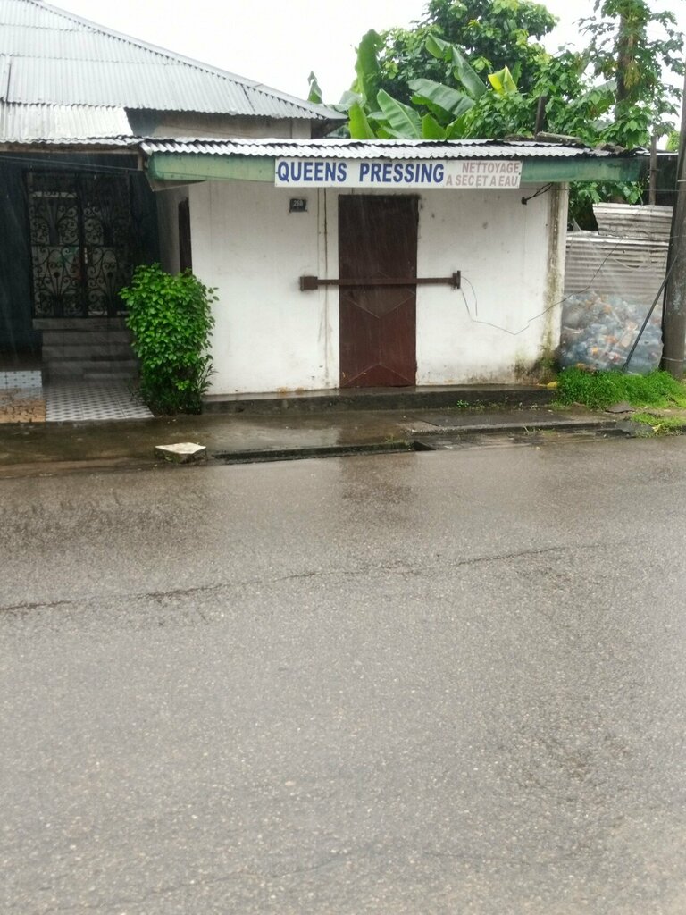 Laundry Queens pressing, Douala, photo