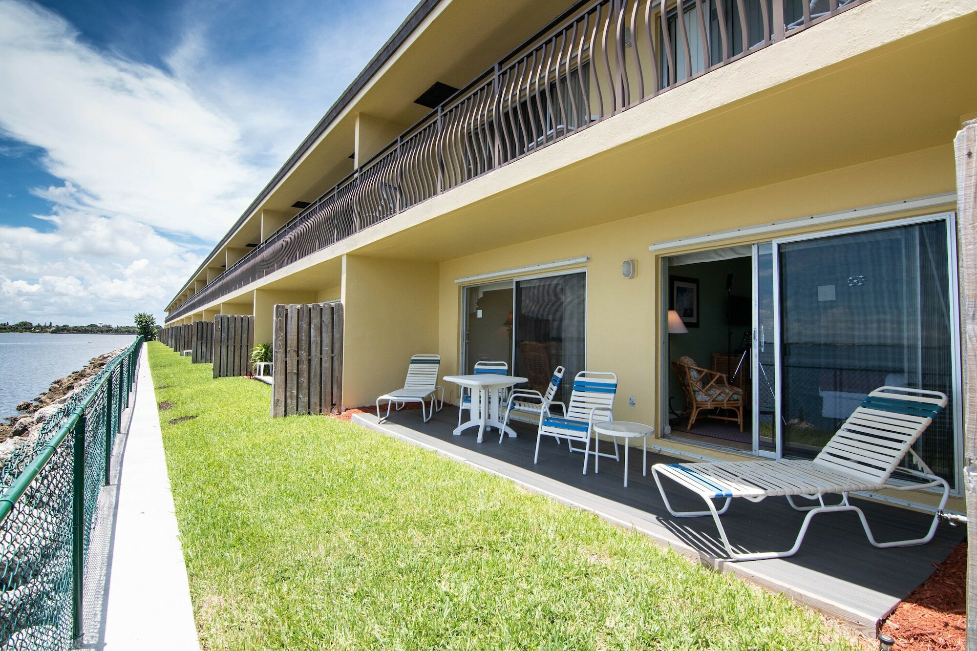 Фото Palm Beach Waterfront Suites