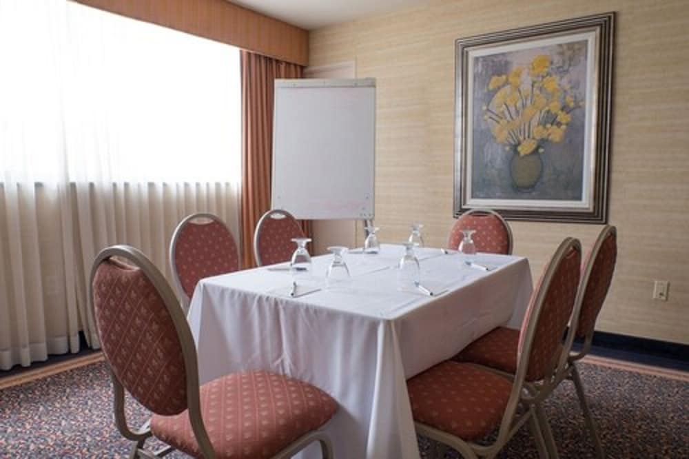 Фото The Roehampton Hotel