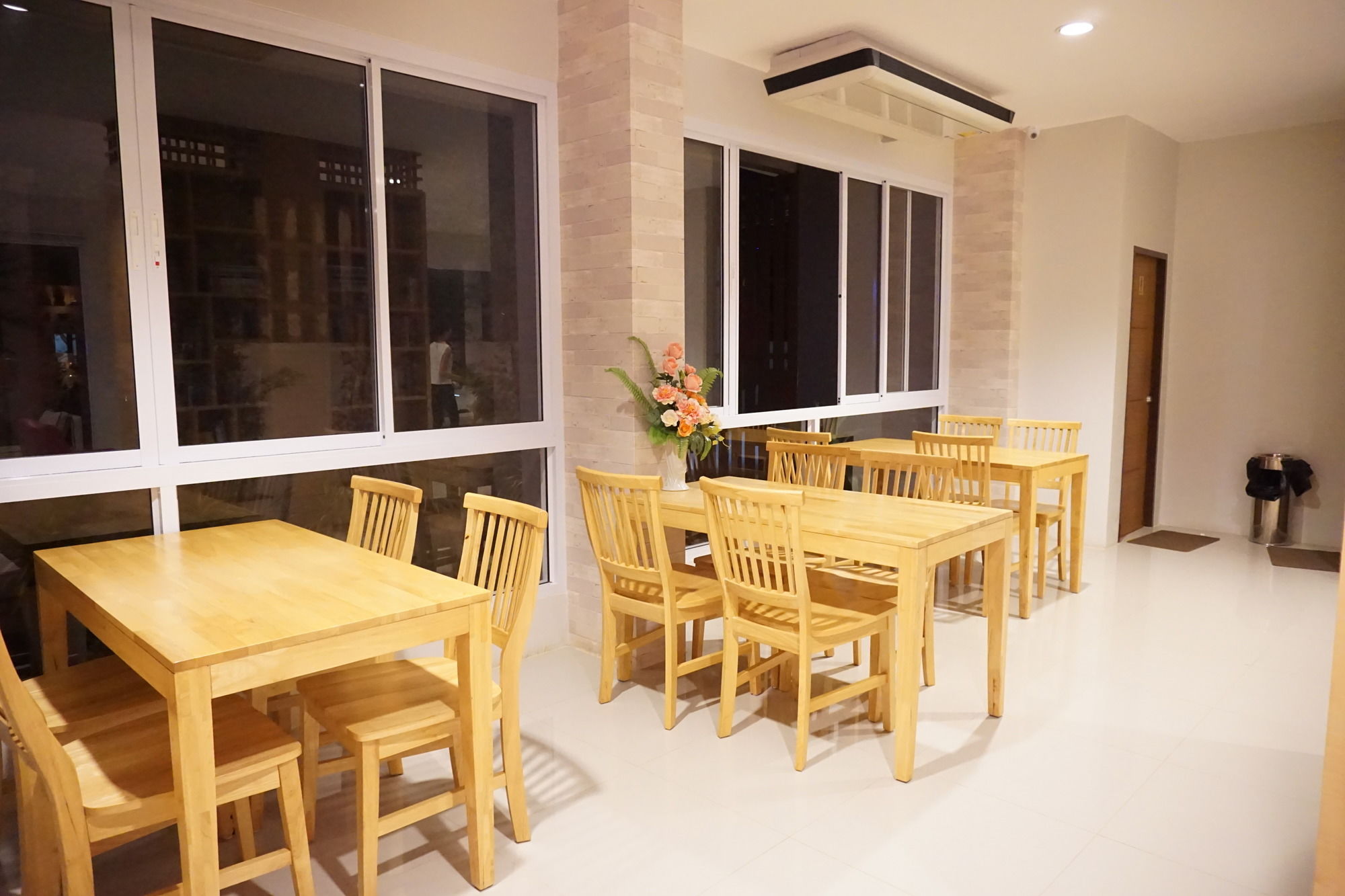 Фото Chompu Nakarin Apartment