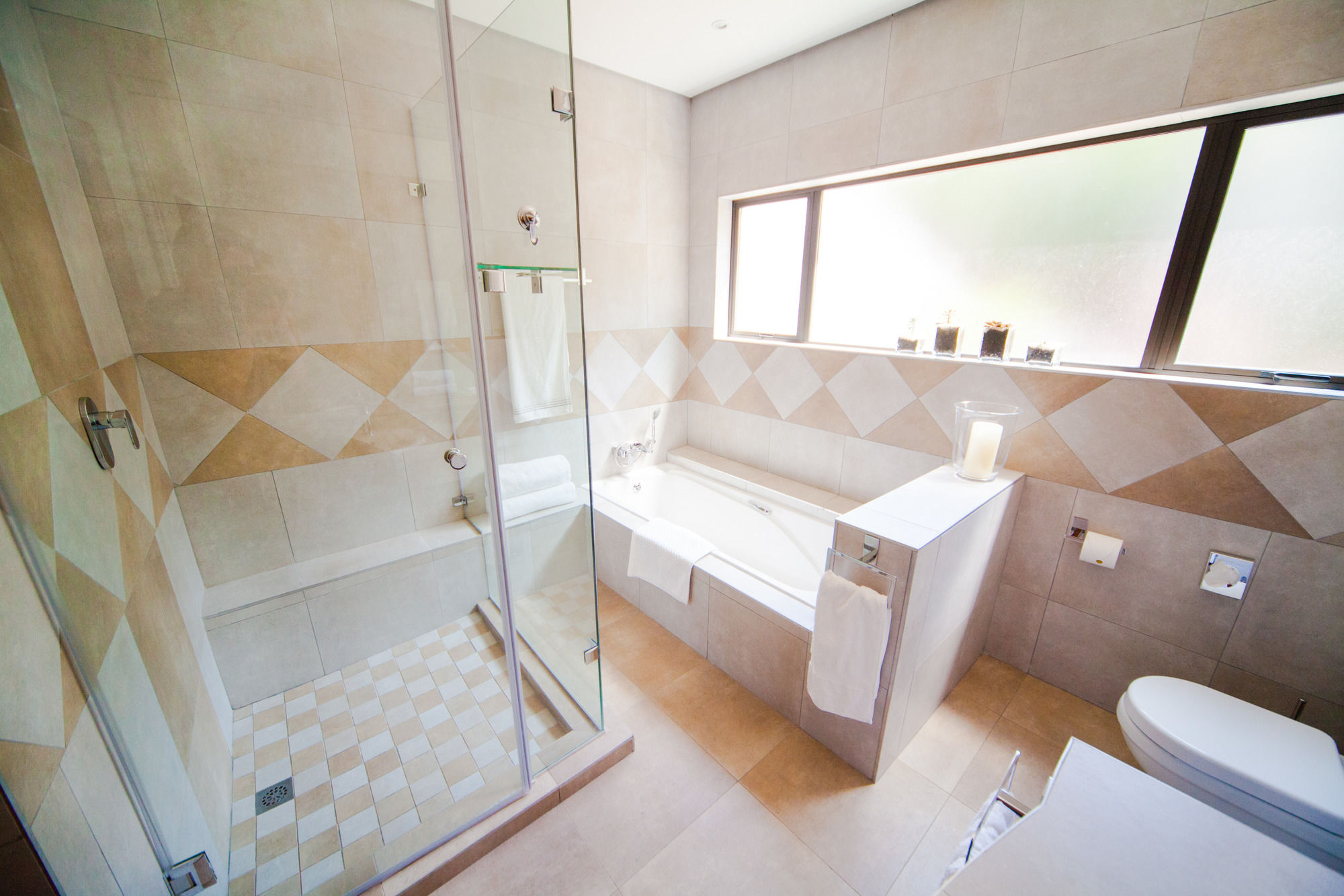 Фото Over The Moon Guesthouse