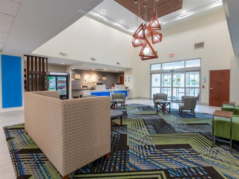 Фото Holiday Inn Express And Suites Arlington North - Stadium Area, an Ihg Hotel