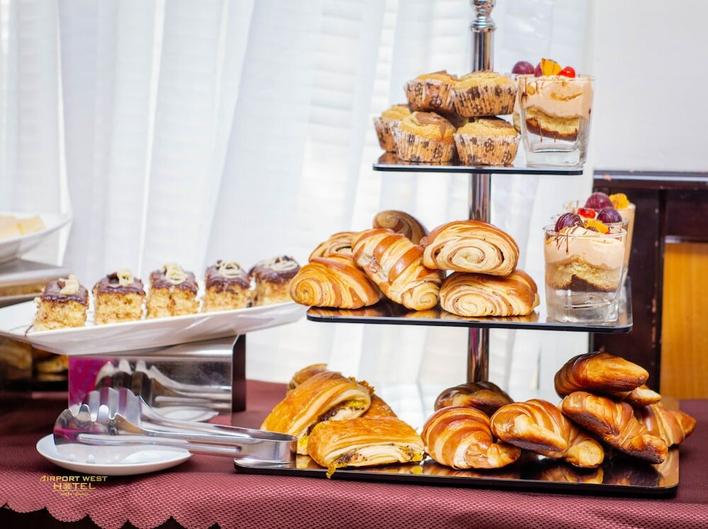 Фото Airport West Hotel