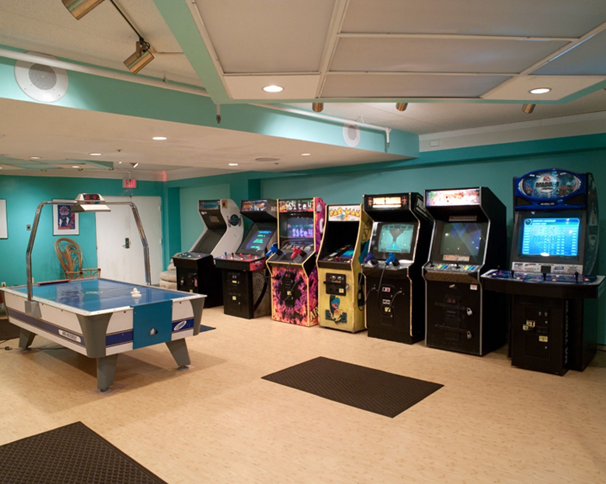 Фото Cayman Suites Hotel