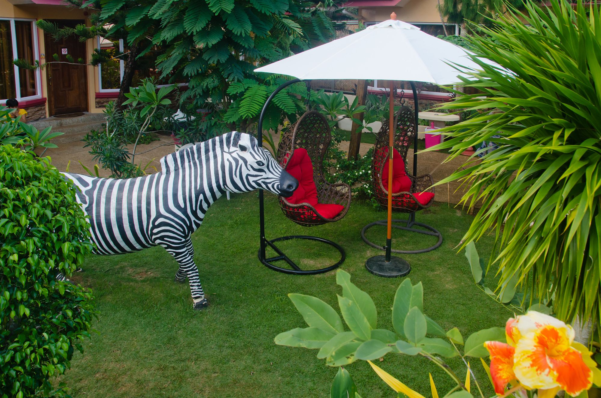 Фото Deep Forest Garden Hotel