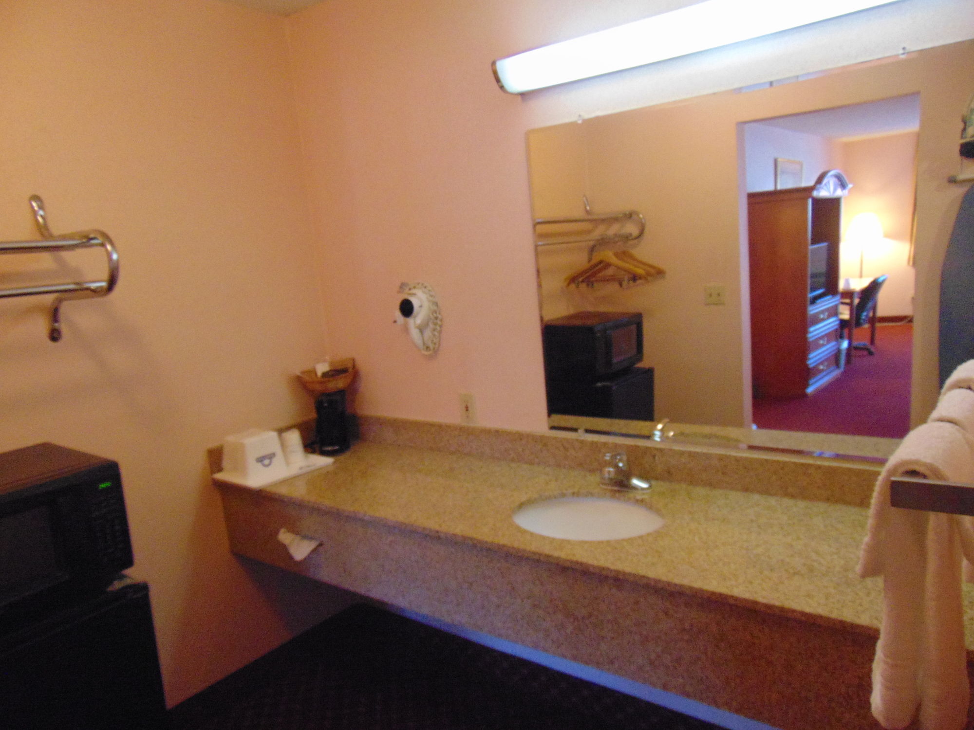 Фото Days Inn by Wyndham Huntington