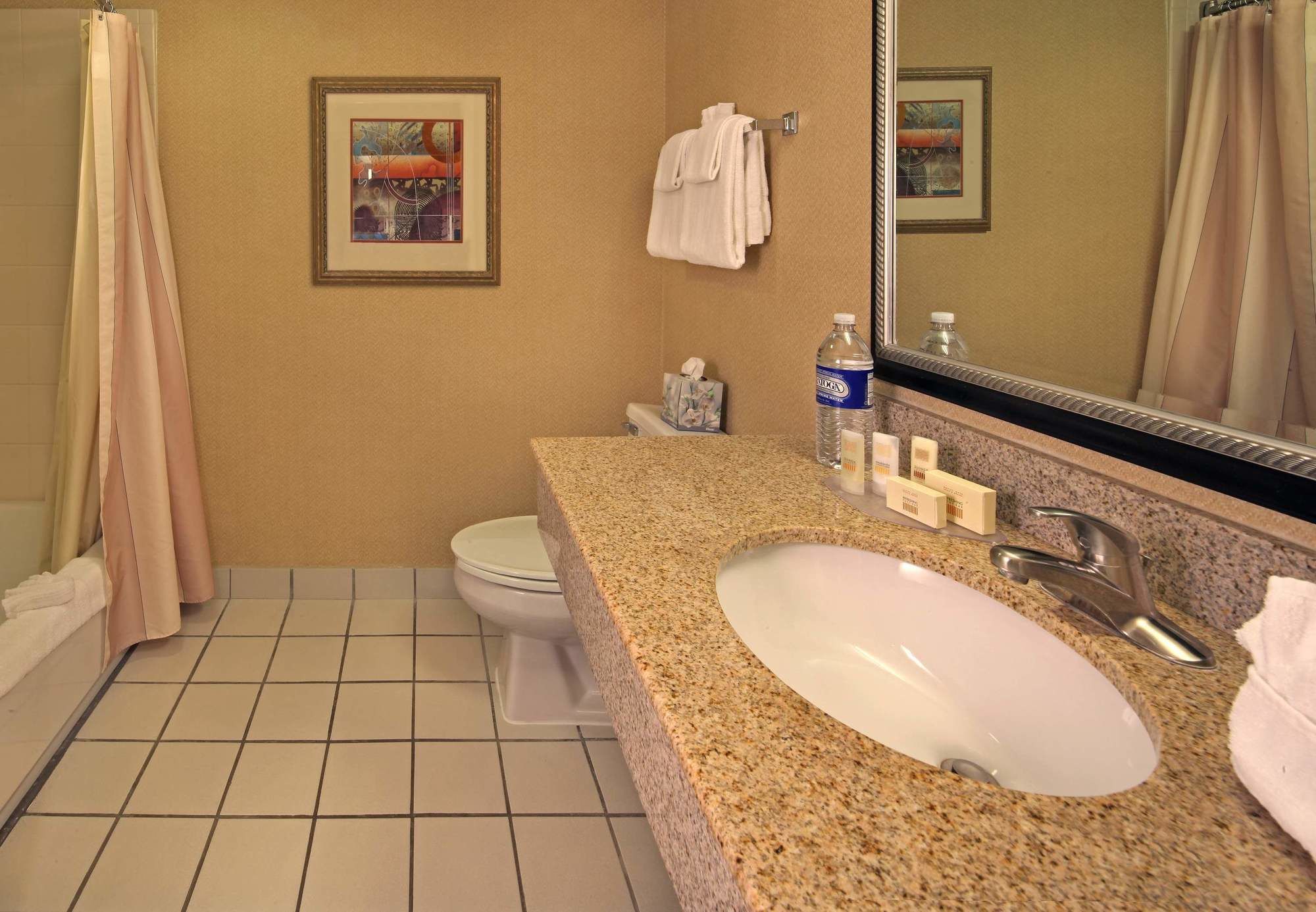 Фото Courtyard by Marriott Hartford Cromwell