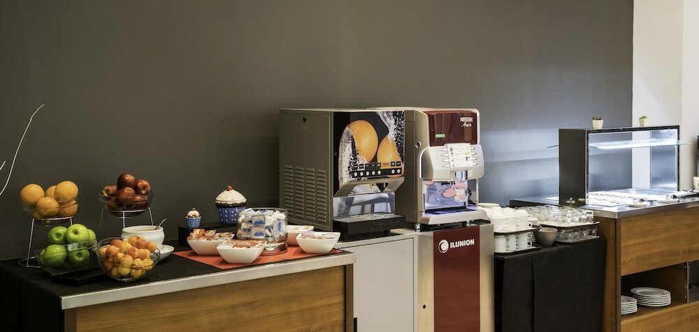 Фото Hotel Ilunion Valencia 3