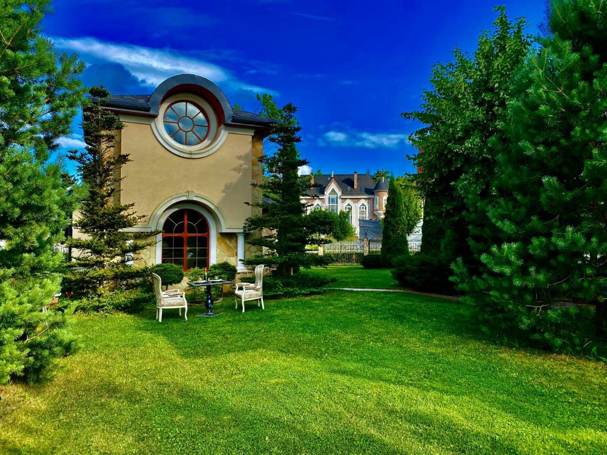 Фото Aston Martin Tower Art